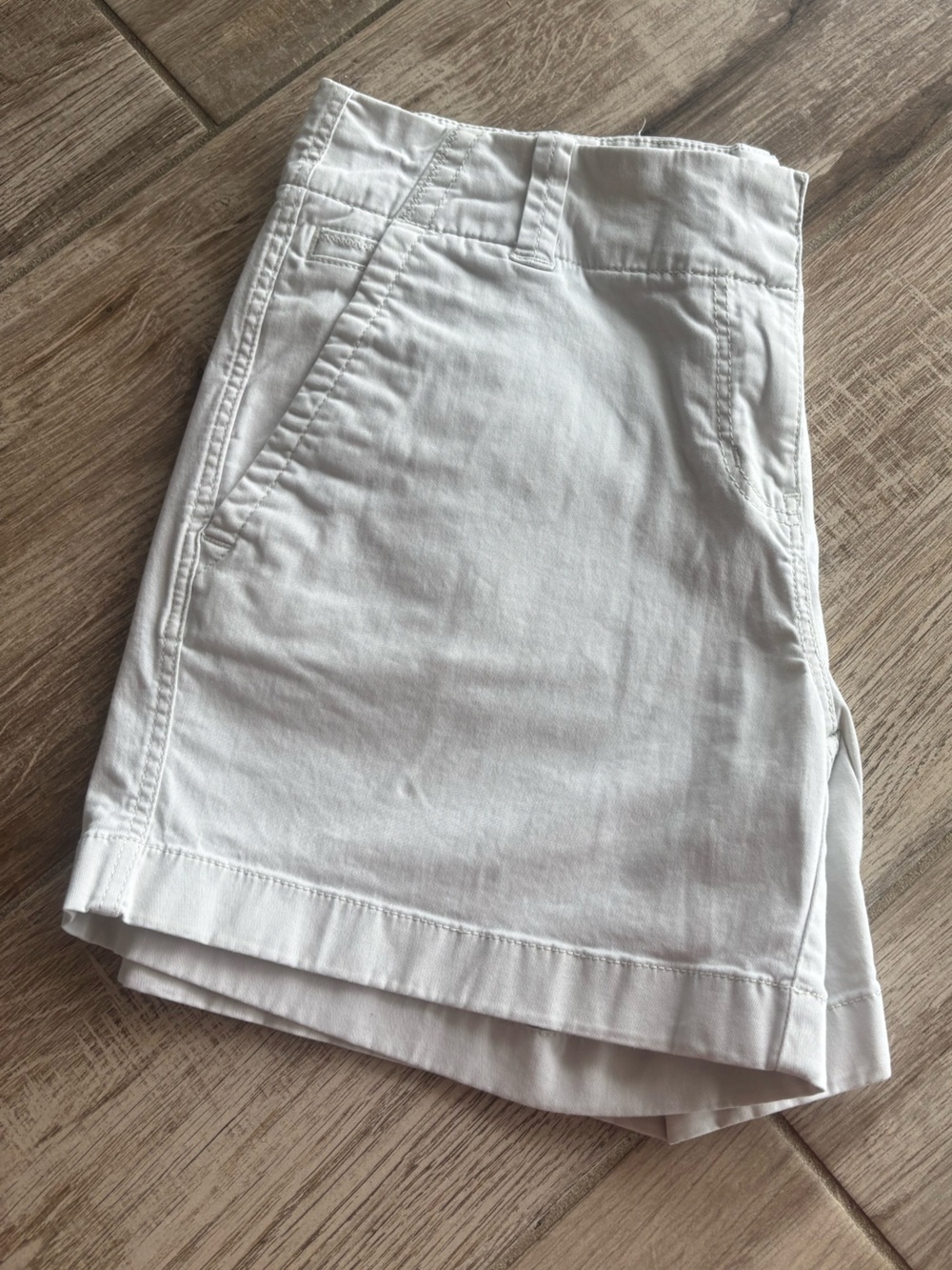Vineyard Vines light kahaki Women's Cotton Bermuda Shorts great condition - Picture 2 of 7